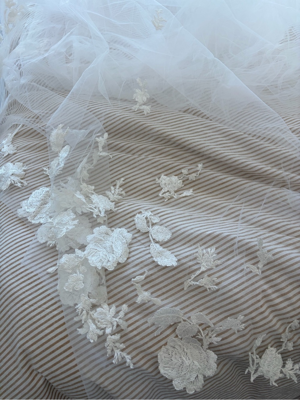 Kyha Hudson floral sheath veil